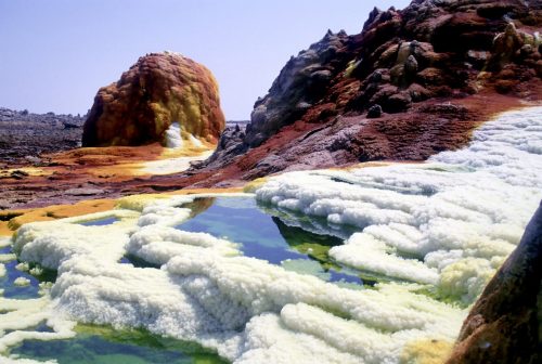 Mares d'acide autour du volcan Dallol
